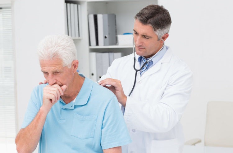 Những dấu hiệu viêm phổi nặng ở người già
